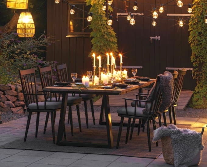 metalowy stół z teakowym blatem