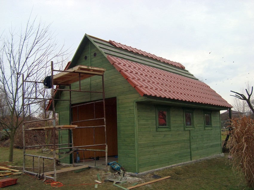 montaż dachówek na dachu garażu drewnianego