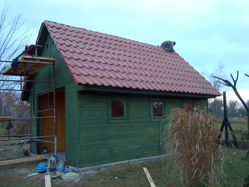 montaż gąsiorów na dachu garażu drewnianego