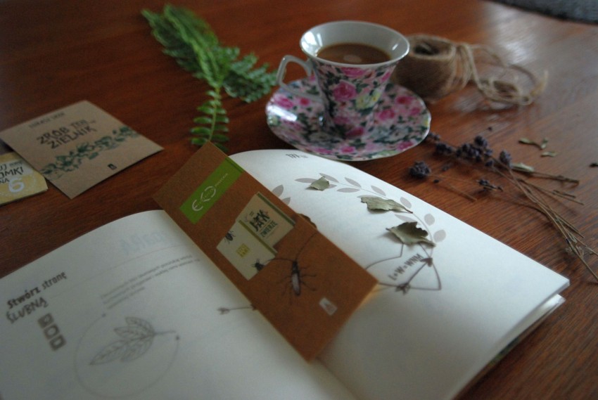 otwarta książka z zakładką