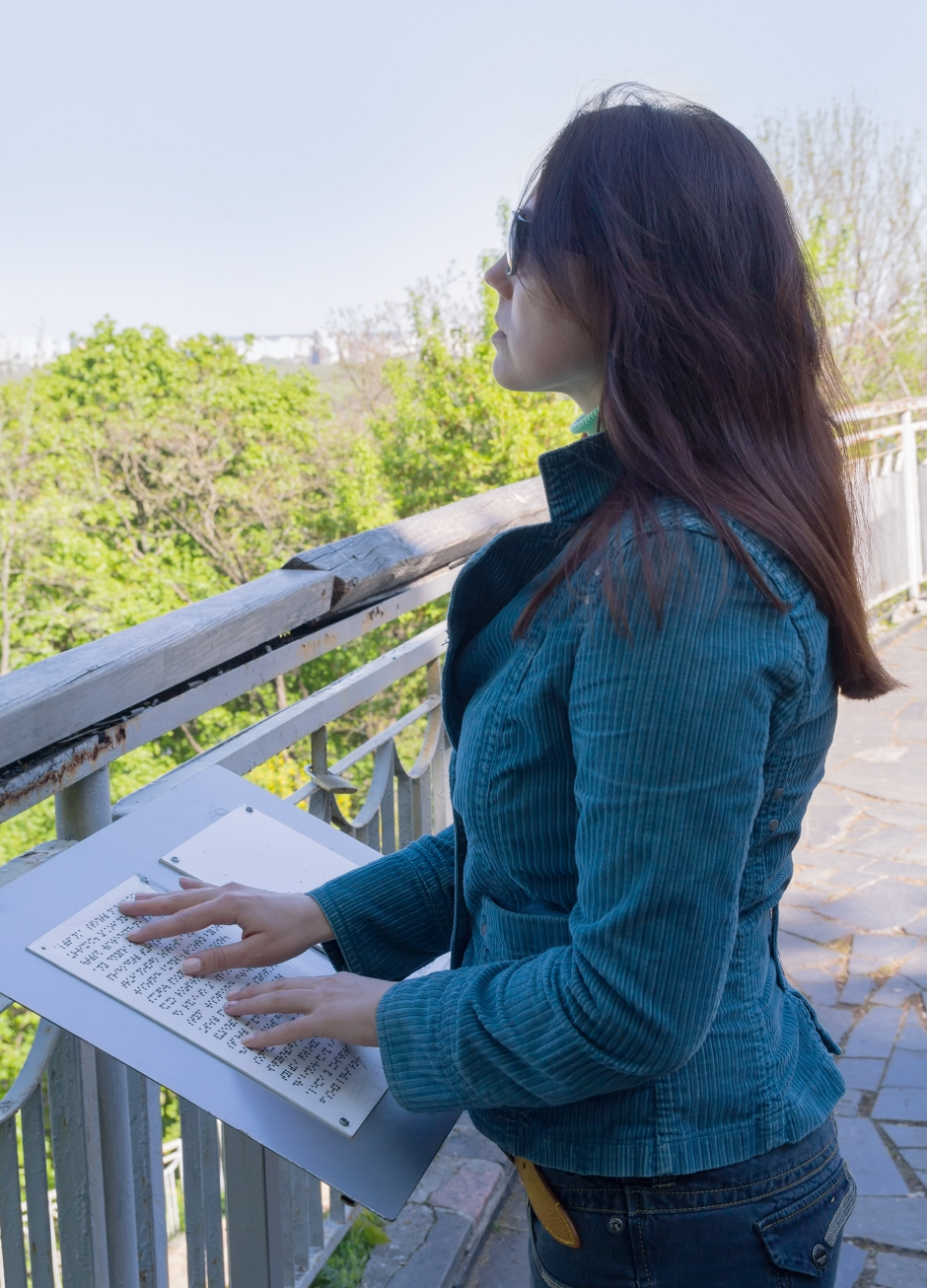 rodzina trzypokoleniowa przy warzywniku