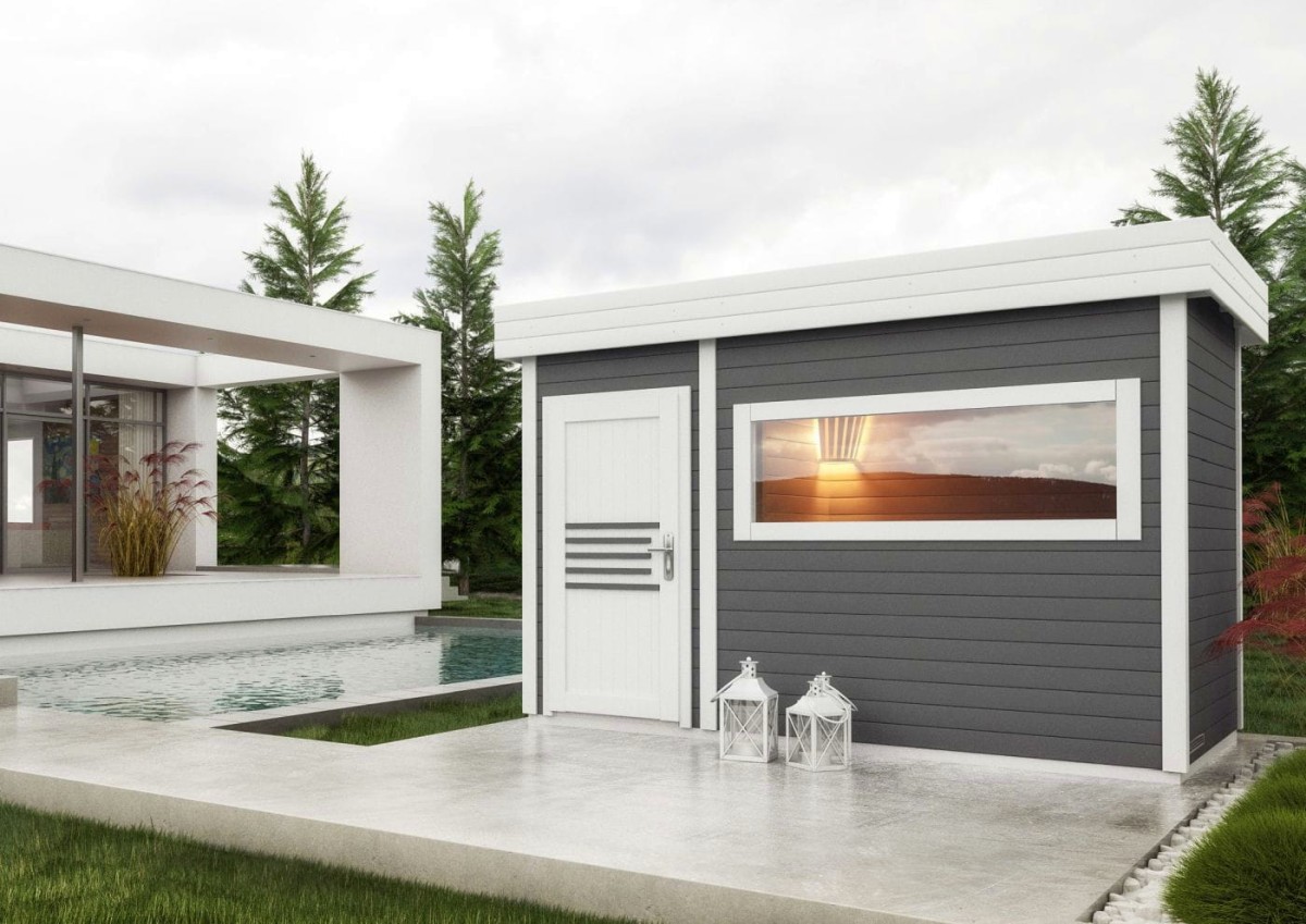 Nowoczesna sauna przy basenie z szarą bocznicą i białymi wykończeniami, obok odkrytego basenu otoczonego bujną zielenią drzew, pod zachmurzonym niebem. zachód słońca odbija się w oknie sauny przy basenie.