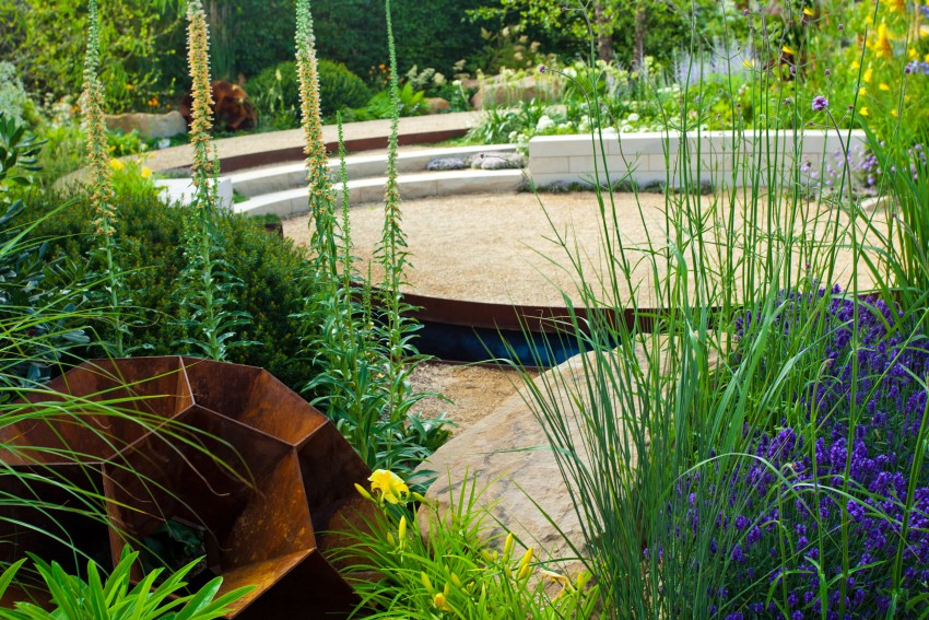 ogród z rzeźbą ze stali corten