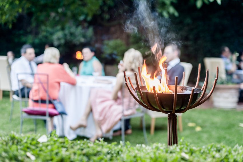palenisko w ogródku przy restauracji