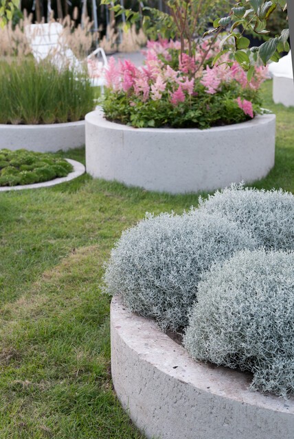 duże, okrągłe betonowe donice