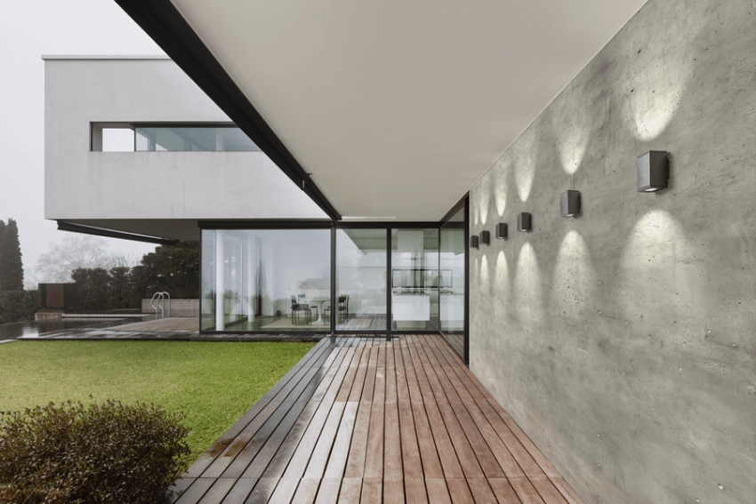 oświetlenie na ścianie z betonu architektonicznego tarasu