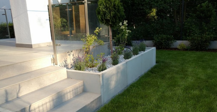 tapicerowana pufa i beton dookoła niej