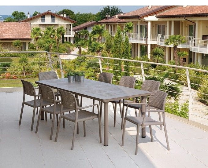 komplet ogrodowy na tarasie z płytek