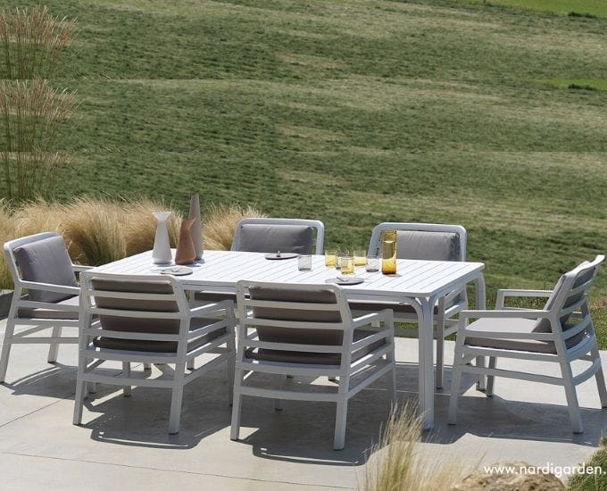 klasyczny zestaw Fontana na tarasie z płytek