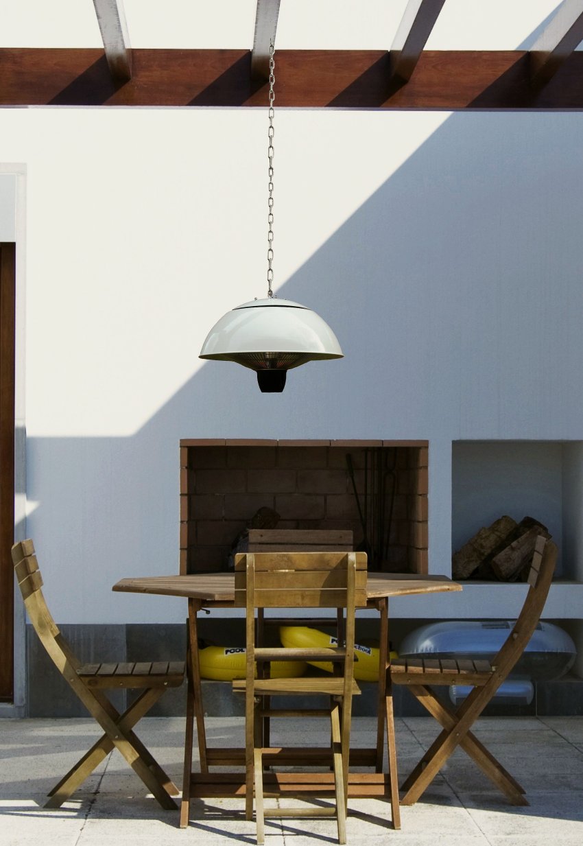 promiennik nad stołem w restauracji