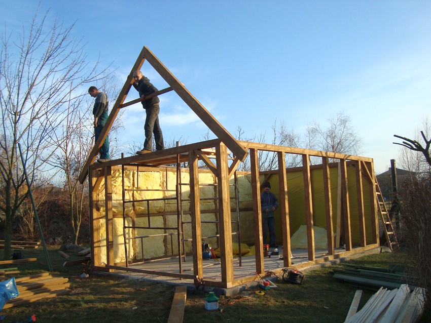 rozpoczęcie budowy dachu garażu drewnianego