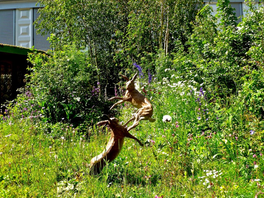 rzeźba z zającami w ogrodzie