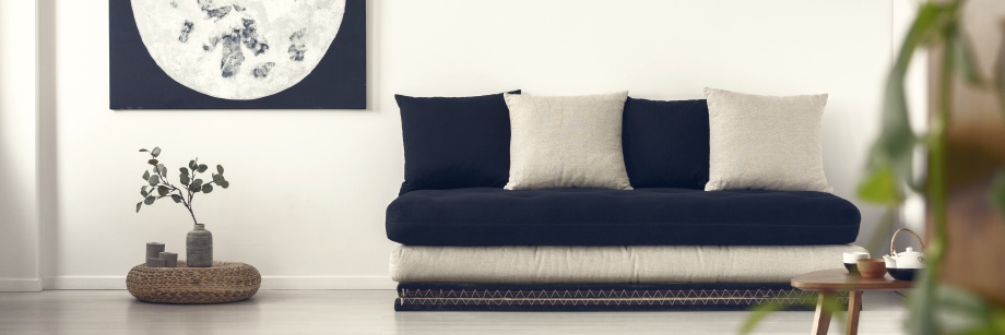 salon w stylu japandi w biało - czarnych barwach