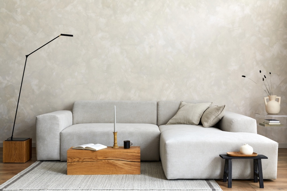 salon w stylu japandi z dużym narożnikiem