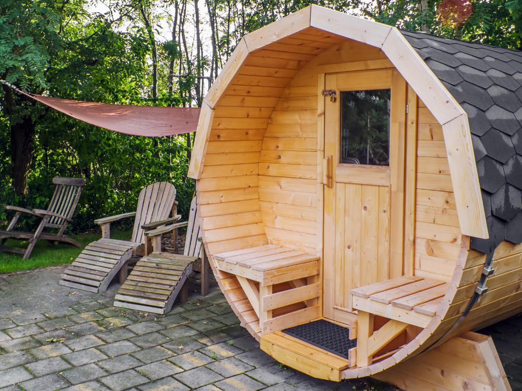 sauna beczka w ogrodzie