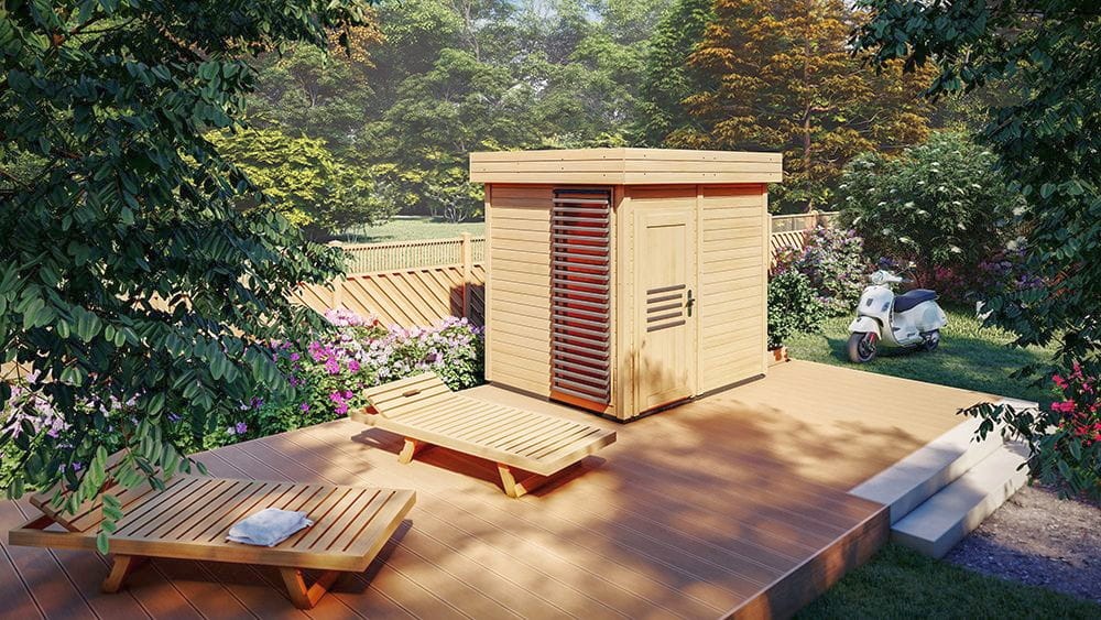 Przytulny ogród z drewnianą sauną o nazwie Prymulka i dwoma leżakami na tarasie, otoczony bujną zielenią i kwiatami, w pobliżu zaparkowany skuter