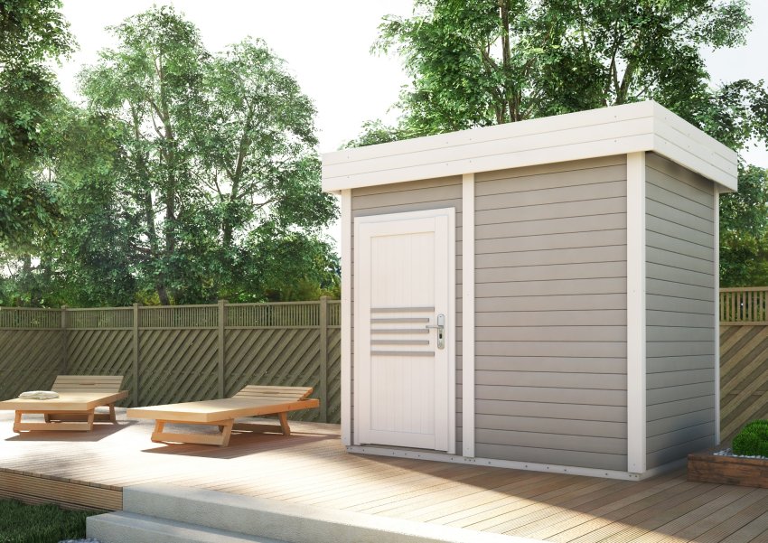 Mała drewniana sauna o nazwie Prymulka z pojedynczymi drzwiami i poziomym oknem, położona w spokojnym ogrodzie z drewnianymi ławkami i bujną zielenią drzew.