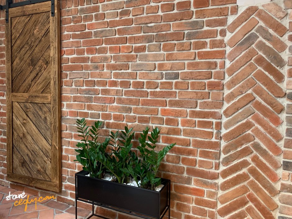 ściana ze starych cegieł