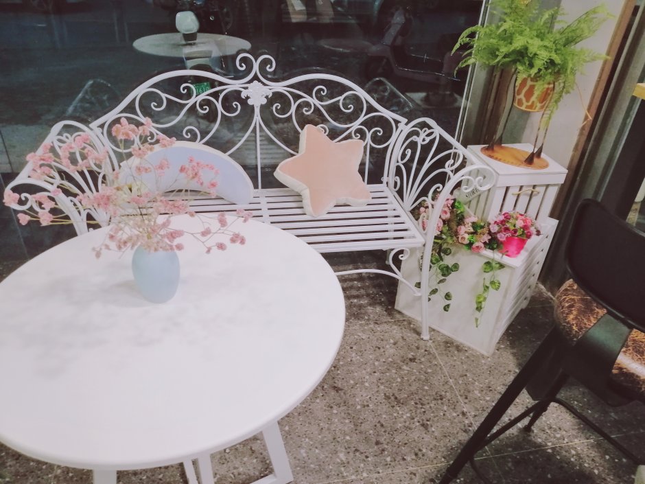 stara szafka w ogrodzie