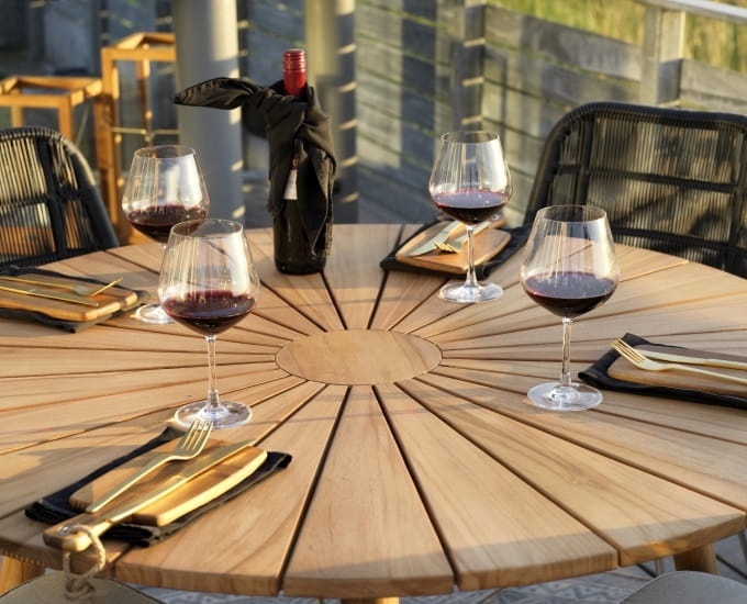 zastawiony stół drewniany z teak parga