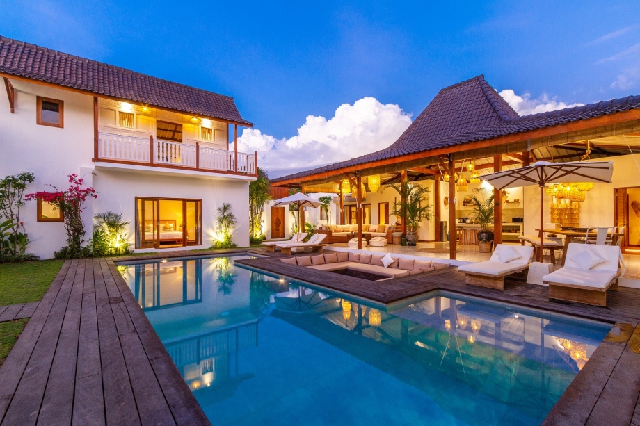 taras z basenem na Bali