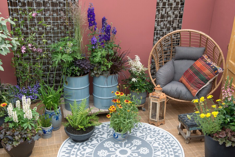 różne donice na tarasie