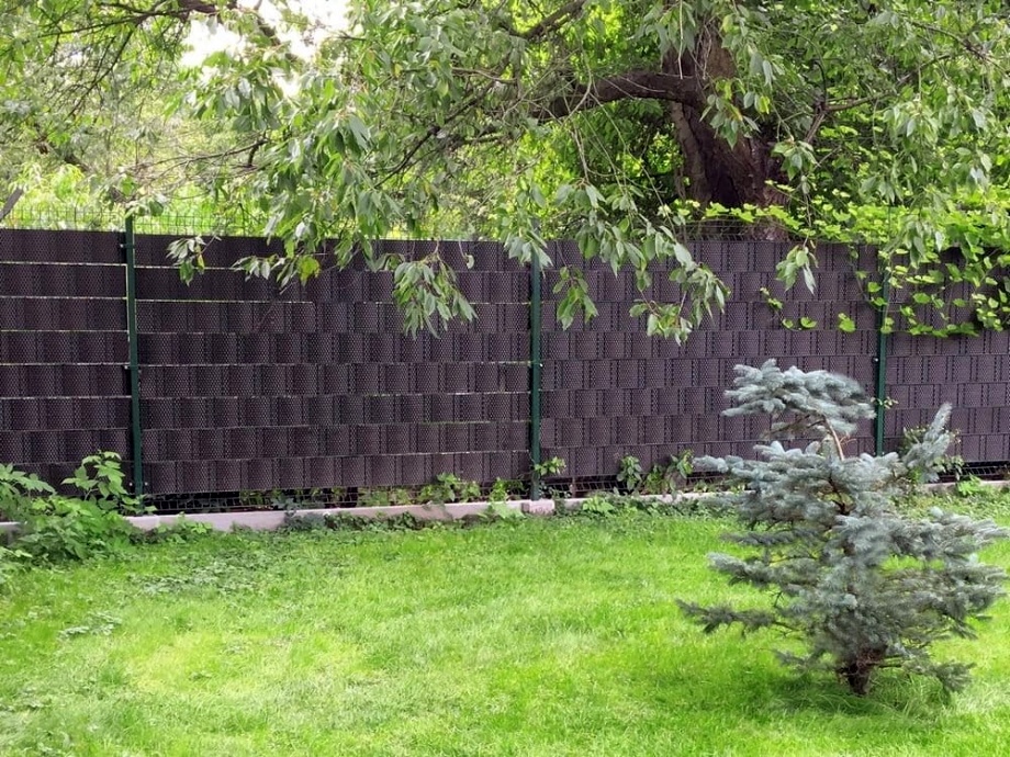 brązowa taśma z technorattanu na ogrodzeniu