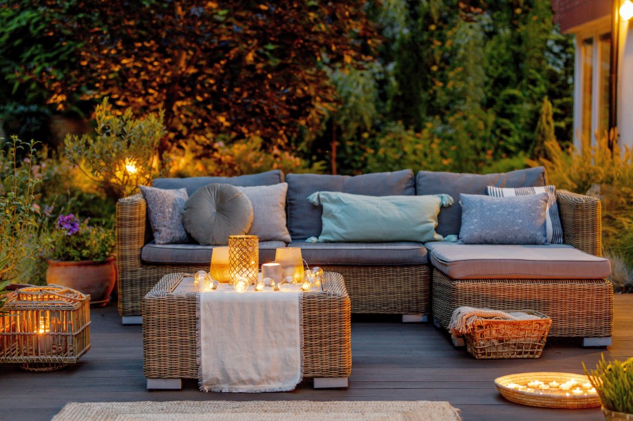 wieczór na tarasie z pięknymi meblami