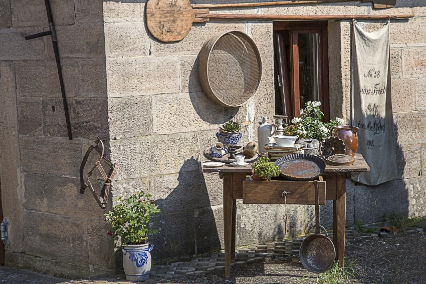 wiejskie dekoracje na ścianie domu