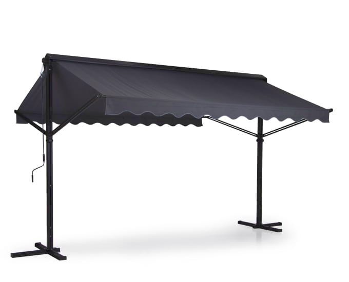 Czarna, rozsuwana markiza z ząbkowanym brzegiem jest całkowicie rozłożona. Posiada ręczną korbę wiszącą po lewej stronie i jest wsparty na dwóch metalowych słupach z podstawami po obu stronach. Markiza zapewnia cień i może być używana na zewnątrz.