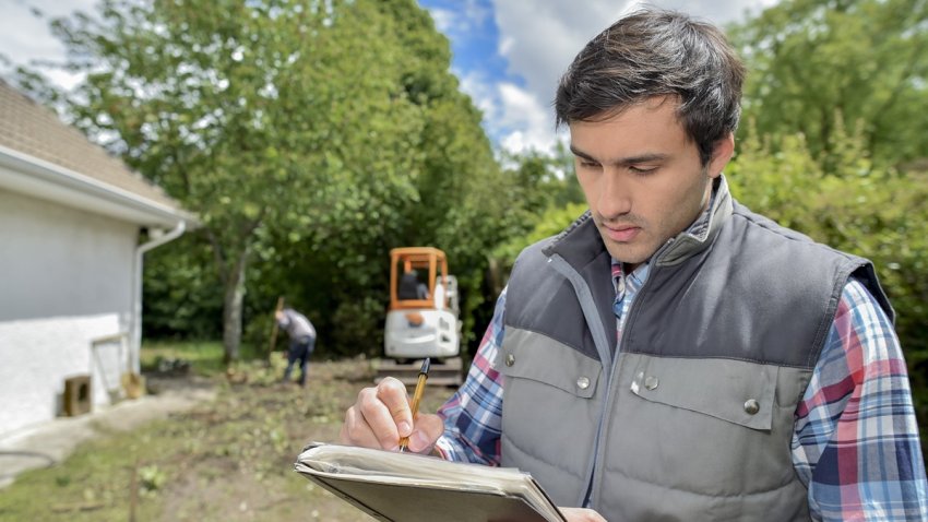 projektant przy budowie ogrodu