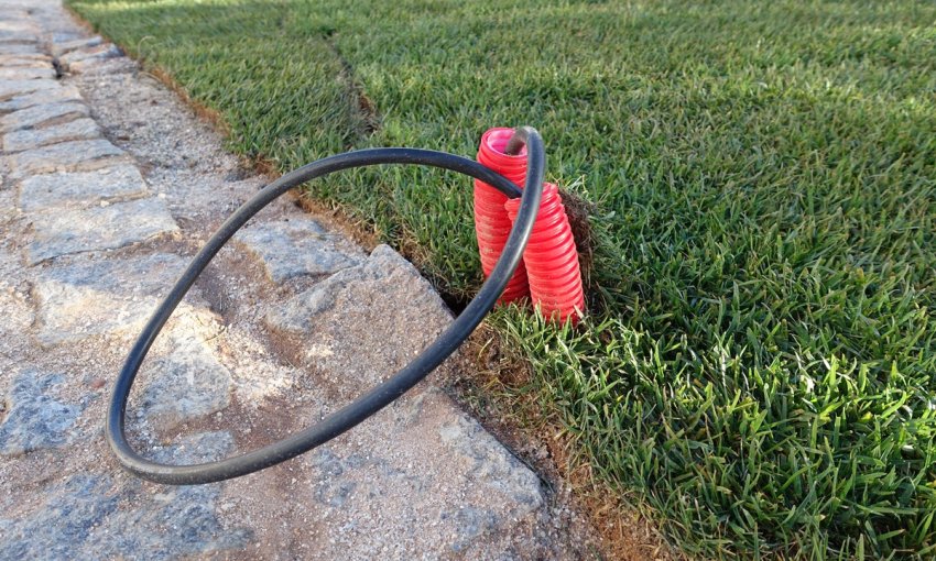 przewód przy ścieżce z kostki brukowej