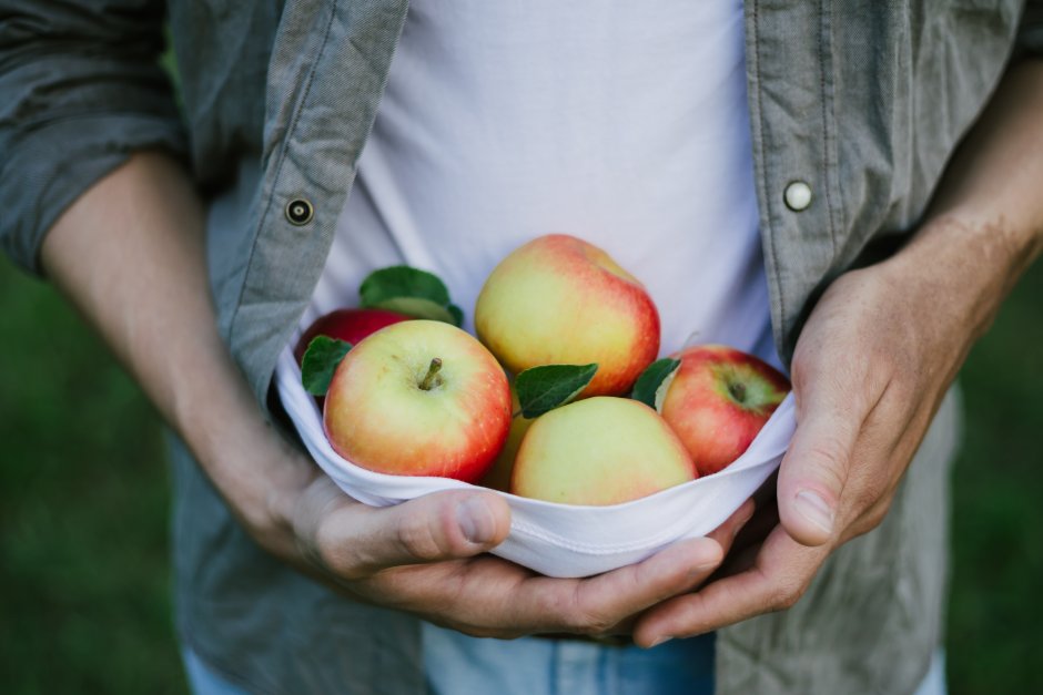 zamiatanie liści na tarasie