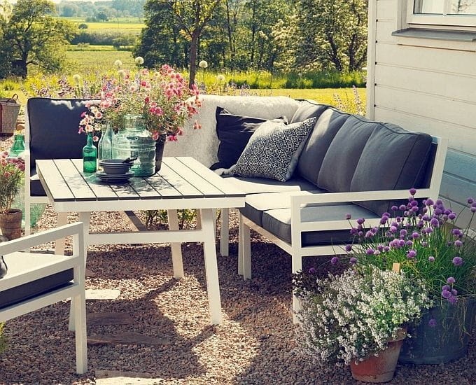 taras z podłogą z betonu a na nim komplet ogrodowy