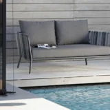 Szara sofa 2-osobowa Space z poduszkami - Ogrodolandia.pl