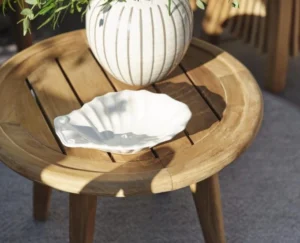 Mały stoliczek kawowy Lilja z drewna teak