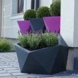 Geometryczna donica ukośna Vesari - Ogrodolandia.pl
