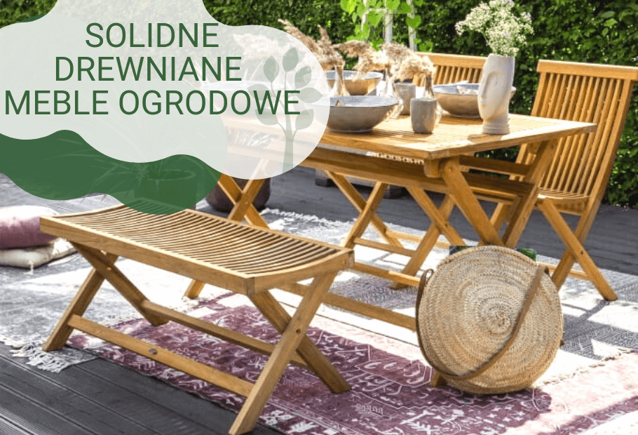 Zestaw mebli ogrodowych z drewna ze stołem, krzesłami i ławką na dywanie w ogrodzie. Na stole słomkowy kapelusz i ceramiczne przedmioty. Nakładka tekstowa brzmi TRWAŁE DREWNIANE MEBLE OGRODOWE.