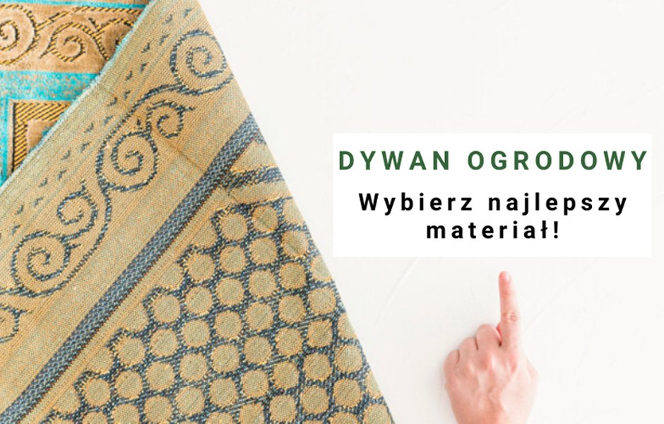 Ręka wskazuje na znak z napisem DYWAN OGRODOWY Wybierz najlepszy materiał! obok wzorzystego dywanu ze skomplikowanymi wzorami w kolorze niebieskim i złotym, idealnego do udekorowania balkonów lub tarasów.