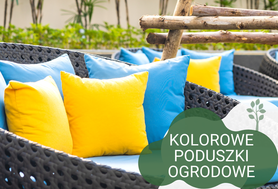 Meble ogrodowe z wikliny z żywymi żółtymi i niebieskimi poduszkami tworzą żywą aranżację. Zieleń jest widoczna w tle. Tekst KOLOROWE PODUSZKI OGRODOWE podkreśla tę ofertę na zielonej, liściastej etykiecie na pierwszym planie.