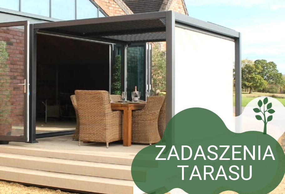 Nowoczesna osłona patio z otwartymi przesuwanymi drzwiami zawiera drewniany stół i wiklinowe krzesła na podniesionym pokładzie. Zielona nakładka graficzna prezentuje ikonę drzewa z tekstem DREWNIANE I ALUMINIOWE ZADASZENIA TARASU.